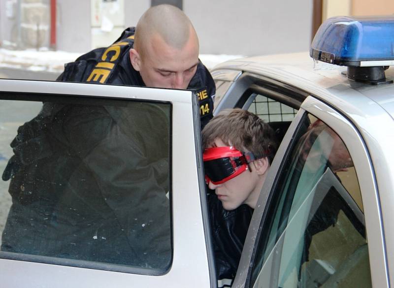 MOŽNÝ VRAH? Policisté včera přivezli zadrženého mladíka k domu v Havířské ulici v centru Jihlavy, kde pravděpodobně mohlo dojít k vraždě patnáctileté Petry Vondrákové z Dudína na Jihlavsku.