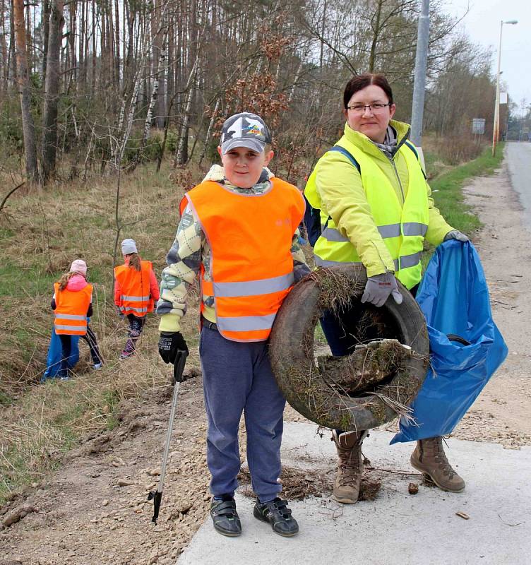 Účastníci akce Čistá Vysočina konané dne 13. dubna 2019 na závodě 3.