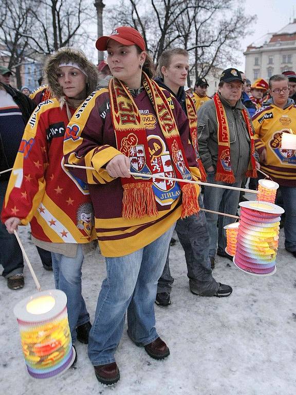 Přiznivci hokejové Dukly Jihlava se sešli na Masarykově náměstí, aby vyjádřili podporu svému oblíbenému klubu. Zhruba po půlhodině proslovů se pak dav vydal ulicemi k Horáckému zimnímu stadionu.