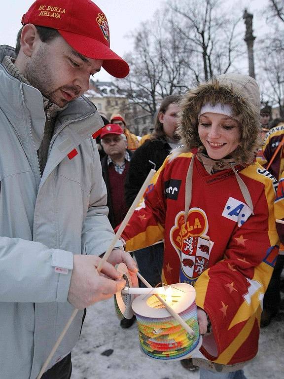 Přiznivci hokejové Dukly Jihlava se sešli na Masarykově náměstí, aby vyjádřili podporu svému oblíbenému klubu. Zhruba po půlhodině proslovů se pak dav vydal ulicemi k Horáckému zimnímu stadionu.