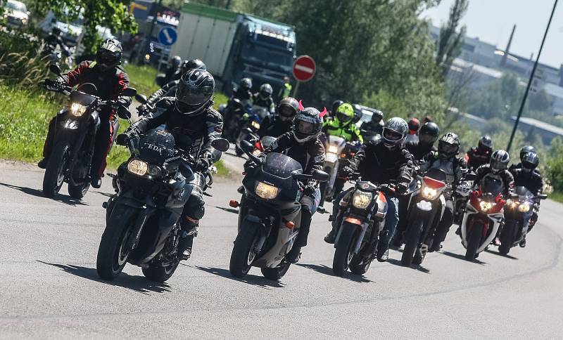 Motorkáři se rozloučili se zesnulým kolegou poslední jízdou.