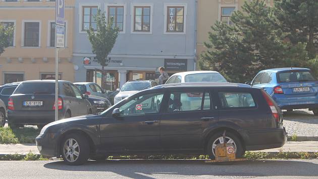 Strážníci v Jihlavě dávají "botičky" jen výjimečně, občas je ale řidiči na svých vozech najdou.