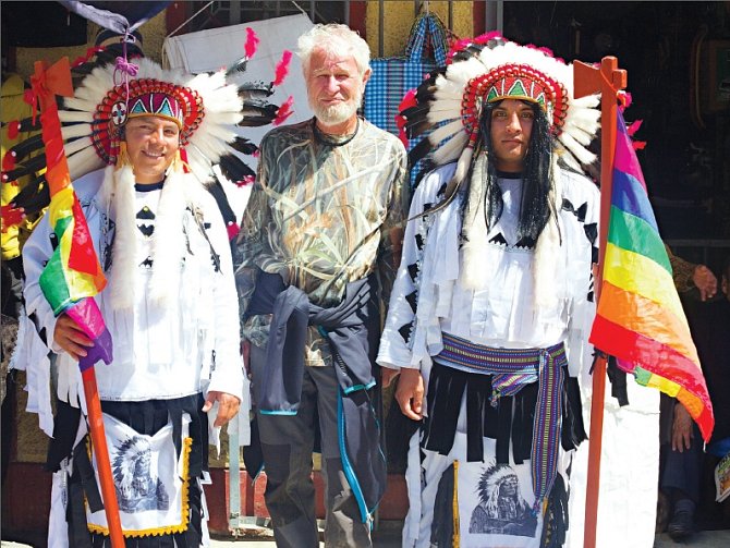 Z Limy zamířila výprava na sever do města Huaraz, které je pro většinu cestovatelů a turistů výchozím bodem pouti do hor národního parku Huascarán. Vladislav Jiroušek mezi domorodci.