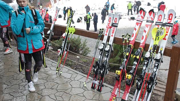 Ve skiareálu Šacberk se mladí lyžaři a snowboardisté mohli cítit jako doma, měli tady všechno.