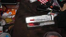 Injekční stříkačky, nález policie při dubnovém zásahu v domě