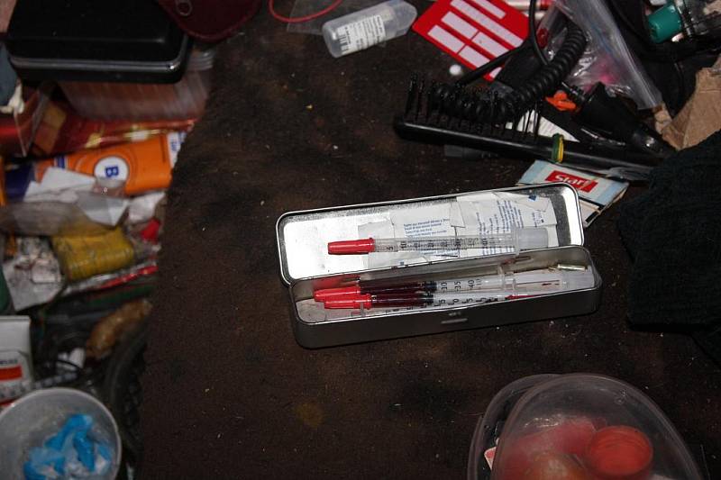 Injekční stříkačky, nález policie při dubnovém zásahu v domě