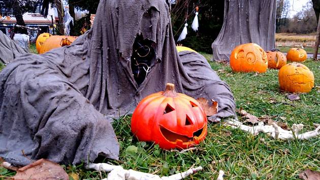 Ve Stonařově si členové místního Sokola připravili bohatou halloweenskou výzdobu.