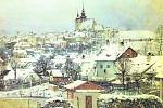 Idylický pohled na město pod sněhem. Možná jeden ze Štědrých dnů v Jihlavě na přelomu  minulého a předminulého tisíciletí. Obraz Pohled na Jihlavu v zimě z konce roku 1889 namaloval mistr Antonín Chittussi.