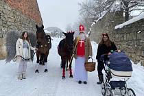 Netradiční nadílku mají za sebou už potřetí v Mrákotíně. Mikuláš a anděl nadělují s koníky.