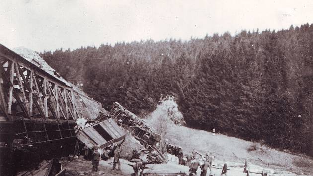 Partyzáni vyhodili v dubnu 1945 do povětří železniční most u Helenína. Německý vojenský transport byl zcela zničen s mnoha mrtvými. Provoz Němci obnovili těsně před koncem války.