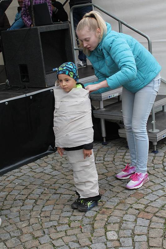 Náměstí v Třešti provonělo pečené maso, klobásy a podzimní tvoření. Děti se vyřádily na skákacím hradě, divokém jednorožci či při soutěžích o ceny.