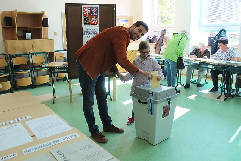 V Jihlavě lidé volí v senátních i komunálních volbách. Kandidáti na zastupitele města jsou na listu formátu A1, lidé by si měli své favority zakřížkovat ještě doma.