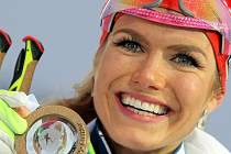 Biatlonistka Gabriela Koukalová se zahalila se do české vlajky a vykročila na slavnostní vyhlášení. Po včerejším vítězství na Světovém poháru v Novém Městě na Žďársku nedokázala popsat své pocity, které prožívala po svém triumfu.