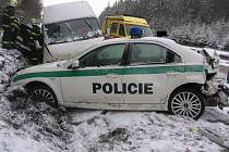 Při dopravní nehodě na 127. kilometru dálnice ve směru na Brno byli lehce zraněni také tři policisté. Do jejich vozu narazila v hustém sněžení dodávka.