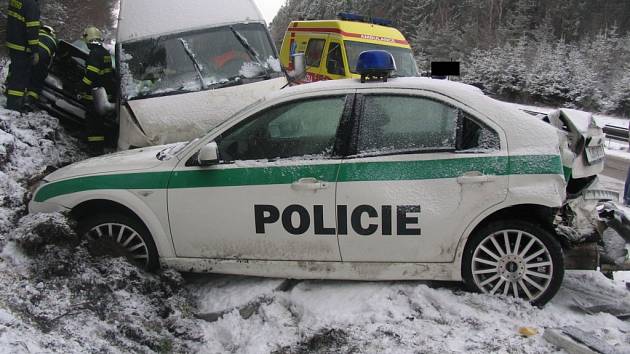 Při dopravní nehodě na 127. kilometru dálnice ve směru na Brno byli lehce zraněni také tři policisté. Do jejich vozu narazila v hustém sněžení dodávka.