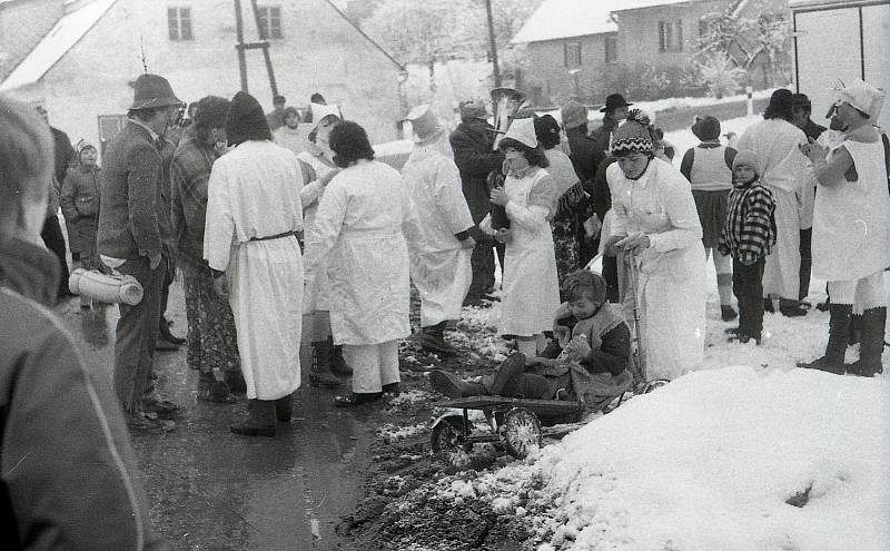 Masopustní veselí začíná po Třech králích. Průvody už druhým rokem nejsou, připomenout si je můžeme na historických fotkách. Tyto ze Salavic u Třeště.