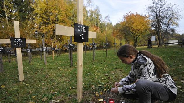 Na místě památníku obětí nehod na dálnici D1 u Jihlavy Pávova přibyl včera 37. kříž za dvanáct loňských obětí autonehod na této dálnici.