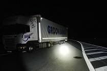 Policisté z dálničního oddělení Velký Beranov se zaměřili na kontroly řidičů kamionů, kteří parkují na dálnici D1.