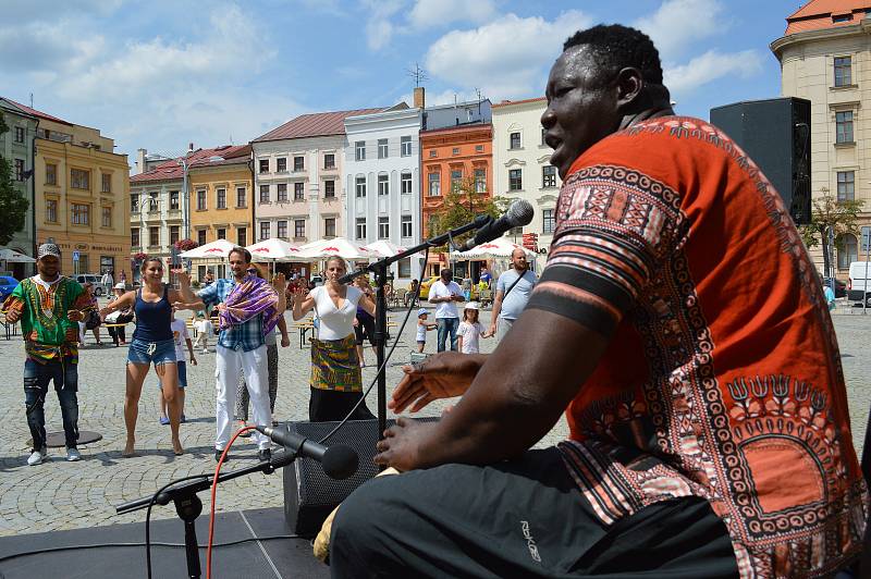 Druhý ročník multikulturního festivalu přilákal v sobotu na jihlavské Masarykovo náměstí řadu zvědavců. K vidění zde byly ukázky hudby a tance z různých koutů světa, jako  je Mexiko, Sýrie, Srbsko, Itálie i Afrika. Cílem celé akce bylo ukázat dětem i dosp