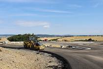 Kruhový obchvat u silnice na Třebíč už má finální  asfaltovou vrstvu, dokončovací práce ale  ještě nějaký čas zaberou.
