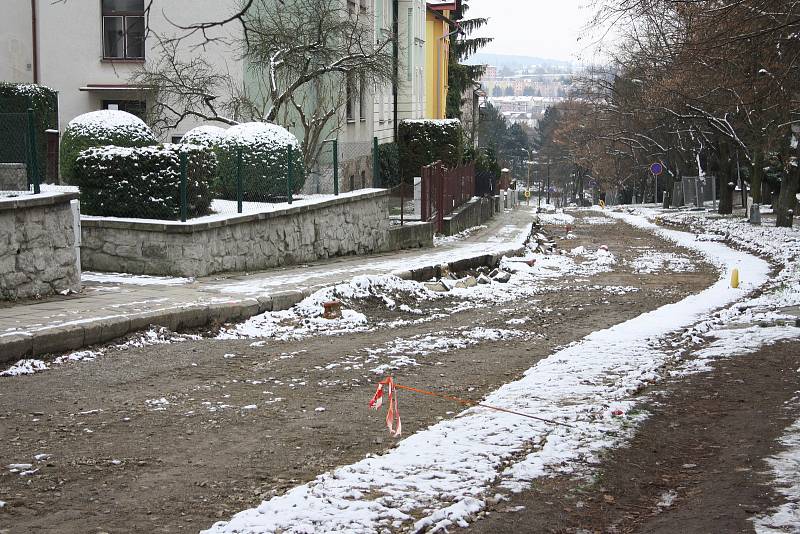 Ulice Jiřího z Poděbrad je uzavřená, práce stojí a řešení celé situace se nepříjemně natahuje.