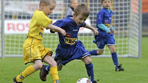 Malí fotbalisté se mohou s maximálním zaujetím vrhnout do hry. Nové branky jsou bezpečné.