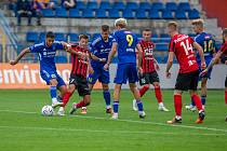 Po reprezentační přestávce se v dalším kole druhé ligy představí fotbalisté FC Vysočina (v modrém) v hlavním městě. Jejich soupeřem dnes bude Dukla Praha.