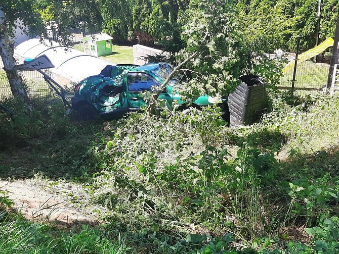 Osobní auto se zastavilo o plot zahrady rodinného domu. Foto: poskytla PČR