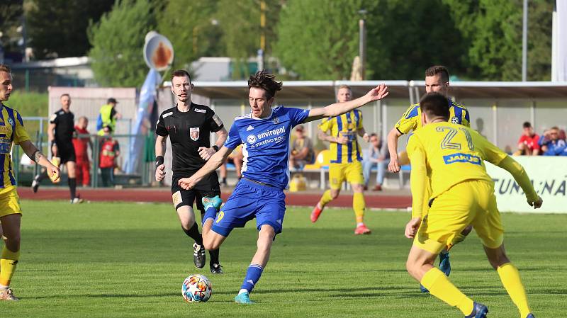 V závěrečném kole letošního ročníku FORTUNA:NÁRODNÍ LIGY přivezli fotbalisté Jihlavy (v modrém) z Varnsdorfu bod za remízu 0:0.