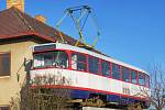 Tramvaj na střeše garáže, v ulici Lidická kolonie v Jihlavě, je umístěna od 26. července 2018.