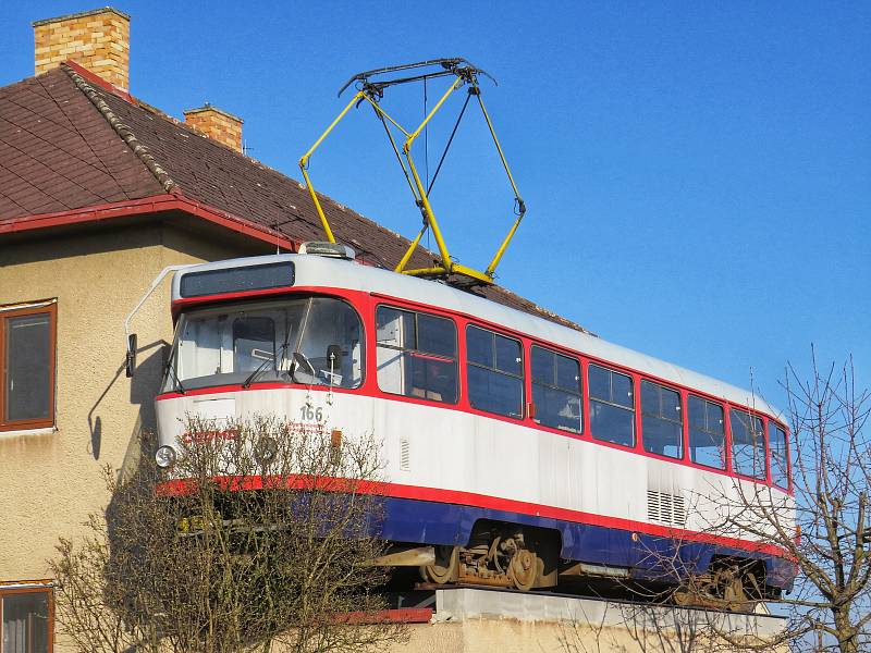 Tramvaj na střeše garáže, v ulici Lidická kolonie v Jihlavě, je umístěna od 26. července 2018.