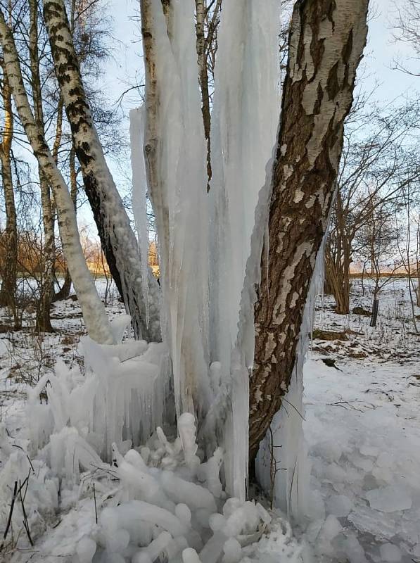Ledopád v Lovětíně se stal cílem několika desítek turistů, krásné počasí lákalo k prozkoumávání okolí Lovětína.