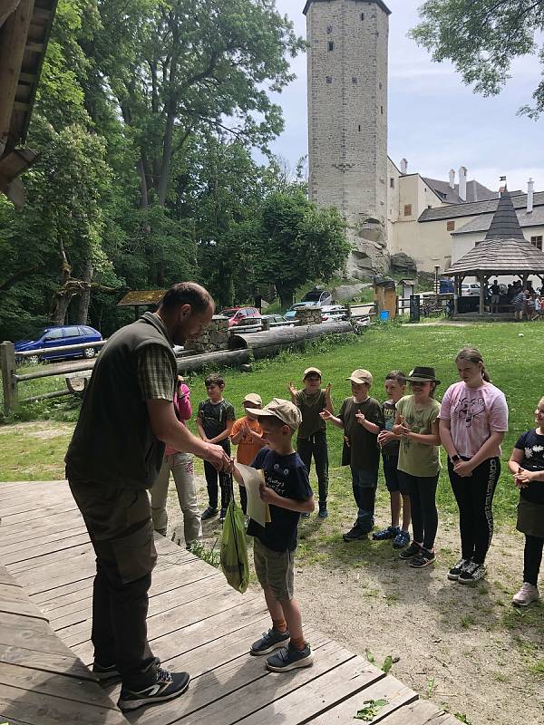 Malí myslivci soutěžili na hradě Roštejn. Ti nejlepší se podívají do národního kola v Bílých Karpatech.