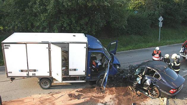 Sobotní střet osobního auta s dodávkou nepřežili dva mladíci, třetí utrpěl těžká zranění.