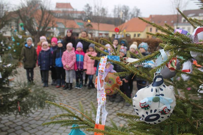 Náměstí v Brtnici zdobí vánoční stromky. Děti na ně navěsily ozdobičky, které samy vyrobily.