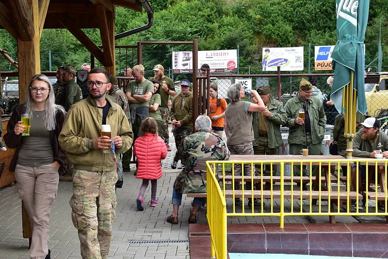 Příznivci starých džípů a bluegrass se sešli v Lukách nad Jihlavou. A bavili se náramně.