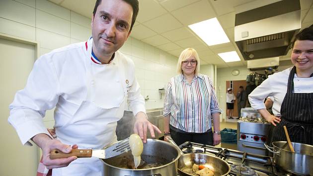 Francouzský šéfkuchař Philippe Mille, držitel dvou michelinských hvězd učil vařit studenty gastronomie na Vysočině.