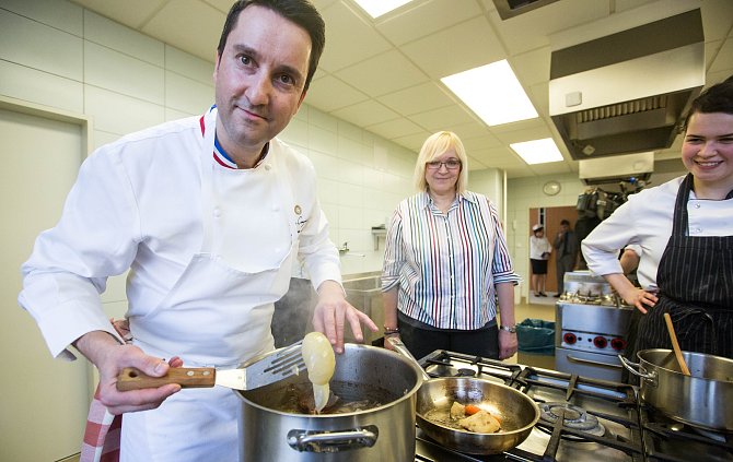 Francouzský šéfkuchař Philippe Mille, držitel dvou michelinských hvězd učil vařit studenty gastronomie na Vysočině.