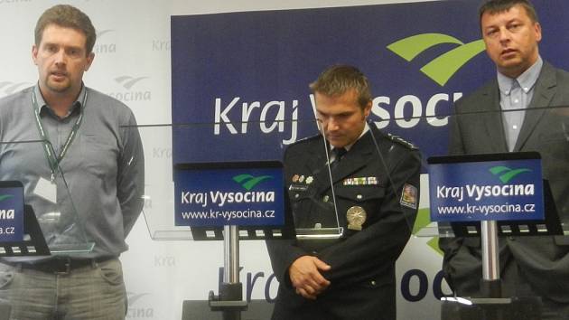 Na krajském úřadě o kyberkriminalitě mluvili Petr Pavlinec, Lukáš Habich a Pavel Tulej (zleva).
