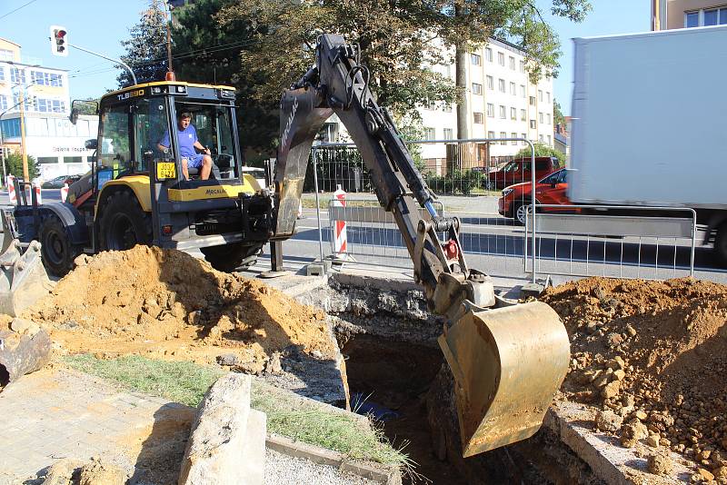 Služby města Jihlavy nyní pracují v Žižkově ulici, minulý týden se tam roztrhlo potrubí pod autobusovou zastávkou.