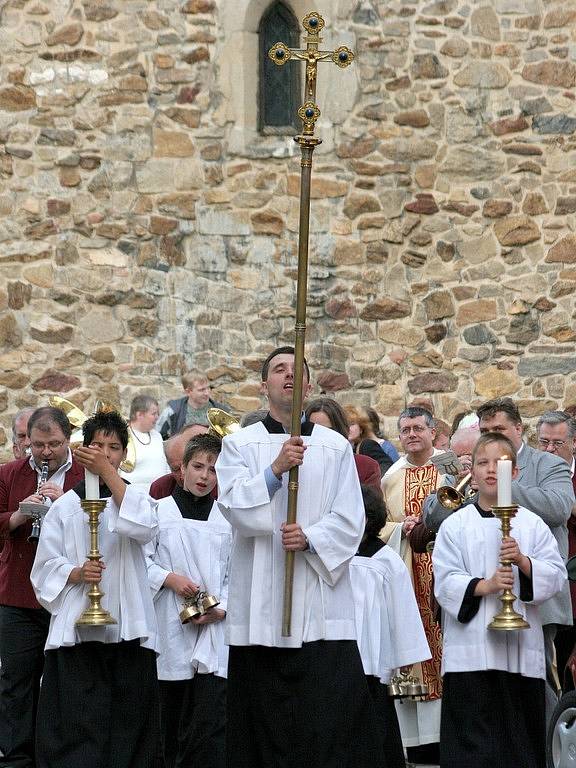 Procesí k Slavnosti Těla a krve páně ve čtvrtek navečer procházelo mezi třemi kostely v centru Jihlavy. Průvod s hudbou, nebesy a družičkami, rozhazujícími květy, doprovázelo a slavnost sledovalo na dvě stovky věřících i zvědavců.  