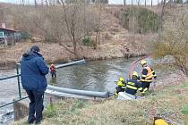 Pracovníci čističky ropu odklonili do řeky, tam ji pak hasiči zachytili pomocí norných stěn.