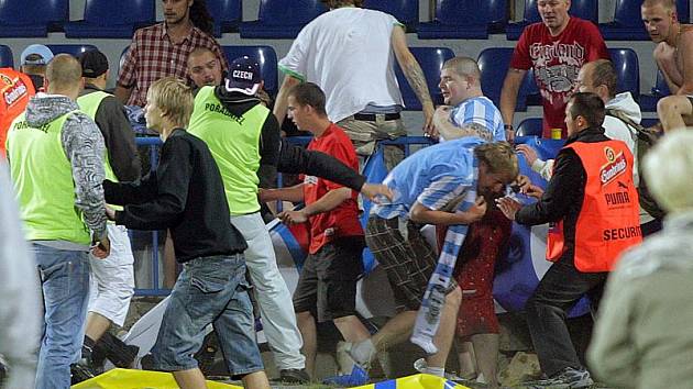 Jakmile skončil zápas Olomouce a Mladé Boleslavi, začalo řádění fotbalových fanoušků. Jejich bitka se neobešla beze škod na majetku. FC Vysočina, na jehož hřišti se utkání minulý měsíc hrálo, vyčíslilo škodu na dvě stě tisíc korun.