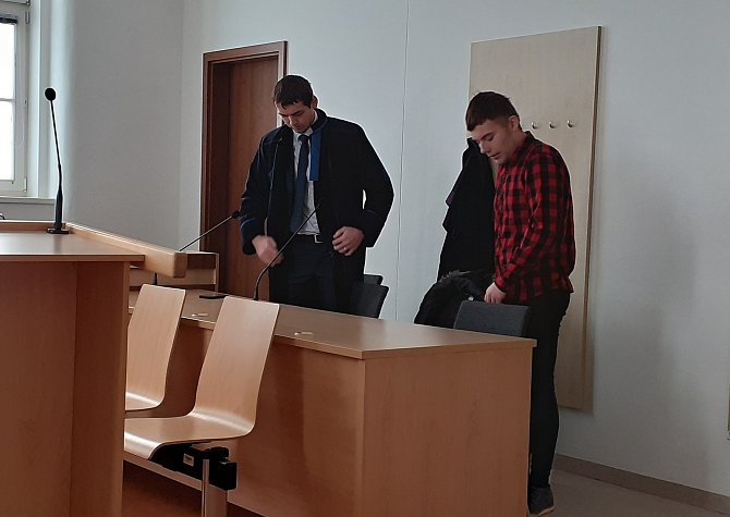 Matěj Valík (vpravo) u soudu v Jihlavě.
