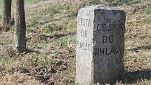 Kámen na cestě od Petrovic, rozcestí mezi Puklicemi a Jihlavou.