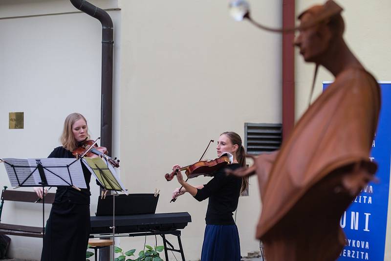 Koncert účastníků Francouzsko-české akademie hudební akademie na nádvoří Univerzitního centra v Telči.