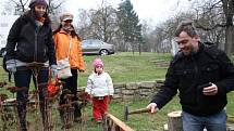 Malí i velcí se mohli podívat na čerstvě narozená jehňátka nebo prozkoumat vnitřek včelína, kromě toho si také mohli vyzkoušet i chůzi na chůdách, střelbu z luku a své dovednosti se sekerkou a kladívky.