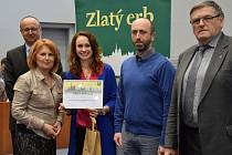 Diplom za první místo převzali na hejtmanství Monika Zachrlová a David Zažímal.