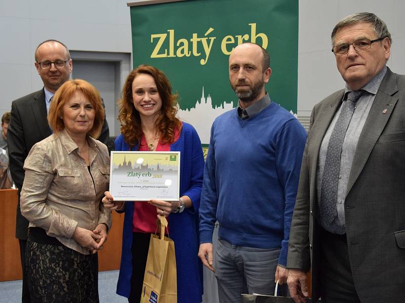 Diplom za první místo převzali na hejtmanství Monika Zachrlová a David Zažímal.