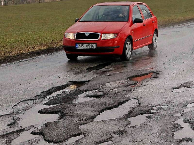 Díra na silnici mezi Třeští a Batelovem